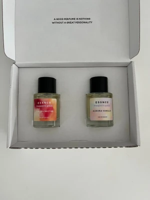 Essnce parfym Aurora Vanille & Aurora Nectar - Set med två parfymer från EssnceXMargareta Grääs, Aurora Vanille och Aurora Nectar. Parfymerna är som nya och enbart testade. Säljes som set med båda.