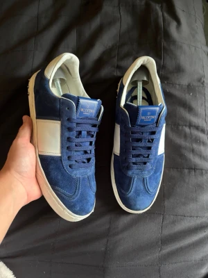 Valentino flycrews royal blue| 42 - Extremt snygga och eftertraktade Valentino flycrews i färgen:Royal blue| Storlek:42| Skick: är ungefär 7/10 2 nitar är av har en extra| skorna kan lätt bli än 8-9/10, vid lite tvätt och nerlagd tid(Skorna köps i befintligt skick)| OG: Box,dustbags,kort finns| Nypris: ca 10000kr| Sell.ArcviveSS