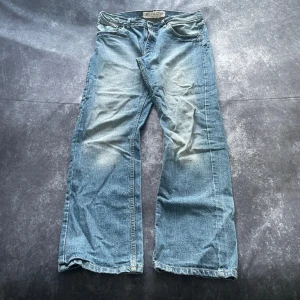 Ljusblå Angelo Litrico Y2K-jeans för herr i storlek W33 L34 - Ljusblå jeans från Angelo Litrico för herr från Y2K-eran, i storlek W33 L34. W/L är uppskattningar baserade på måtten.  Mått 📏 Midja: 45 cm Benslut: 22 cm Lår: 34 cm Totallängd: 107 cm Måtten hittas även på bilderna  Leverans inom en dag Genom att sätta ihop ett paket sparar du på priset och fraktkostnaderna Ytterligare information finns på min profil