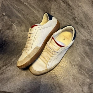 Saint lauren sneakers - Schyssta ysl skor i gott skick till ett bra pris🤩 Nypris ca 7000kr. Alltid billigare pris vid köp av flera varor‼️🙌Svarar alltid på frågor eller funderingar! 