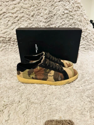 Yves Saint Laurent camoflage Sneakers - | Skick: 7/10 | Färg: flerfärg | Vad inkluderas: Enbart skorna |
