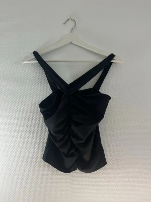 Svart linne - Jättefint svart linne, helt nytt då prislapp fortfarande finns kvar. Från H&M i storlek S💗