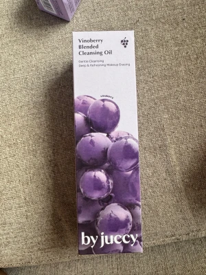 Vinoberry Cleansing Oil by Juccy - Vinoberry Blended Cleansing Oil från by juccy är en rengöringsolja som tar bort makeup och smuts på djupet. Förpackningen är lila med motiv av vindruvor och har en modern, fräsch design. Perfekt för dig som vill ha en mild men effektiv rengöring i din hudvårdsrutin.