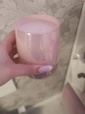 Ljusrosa doftljus i glas - Säljer ett ljusrosa doftljus i ett stilrent glas. Ljuset väger 250g och har en brinntid på cirka 38 timmar. Glaset har en blank finish och en mjuk, rund form som passar perfekt som inredningsdetalj.