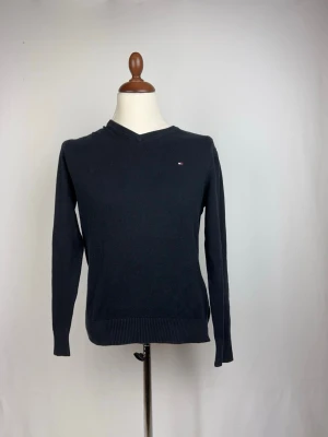 Tommy Hilfiger Tröja Svart - 🌸 INFO OM PLAGGET 🌸  ☑️ Märke: Tommy Hilfiger ☑️ Storlek: Small ☑️ Färg: Svart ☑️ Skick: ⭐⭐⭐⭐⭐  ✨ Detaljer: ☐ Inga hål ☐ Inga fläckar ☐ Nytvättad ☐ Rökfritt hem ☐ Djurfritt hem  📏 Passform: ☑️ Normal   📦 Skickas snabbt. 💬 Skriv gärna om du vill ha fler bilder eller mått. 🤍 Paketrabatt vid köp av flera annonser. 🌟 Titta gärna på mina andra annonser!