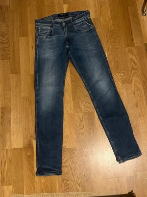Säljer ett par feta Replay Anbass Jeans - Säljer ett par Feta Replay Anbass Jeans. Några hål lite här och där på dom men det kan man laga för hand!