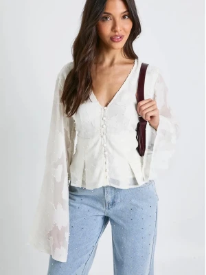 Vit blus med vida ärmar och knappar - Supersnygg vit blus med transparenta, vida långärmar och dekorativa knappar framtill. Blusen har v-ringning och lätt figursydd passform. Strl M men skulle även passa S🌸