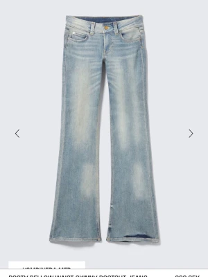 Ljusblå bootcut jeans med utsvängda ben w29 L32 - Snygga ljusblå bootcut jeans med utsvängda ben och slitna detaljer. Jeansen har klassisk femficksmodell, låg midja och en cool vintage tvätt. Perfekta för dig som gillar retrostil och vill ha ett par jeans som sticker ut.