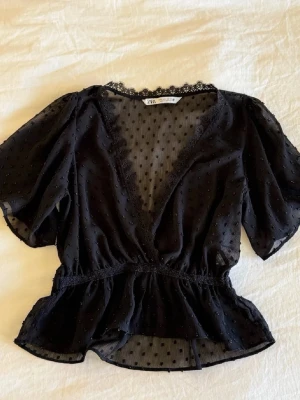Svart transparent blus från Zara - Snygg svart blus från Zara i transparent mesh med diskreta prickar. 