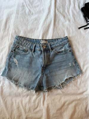 Jeans shorts - Super snygga jeans shorts från Gina Tricot i storlek 32 som tyvärr är försmå för mig😇😇