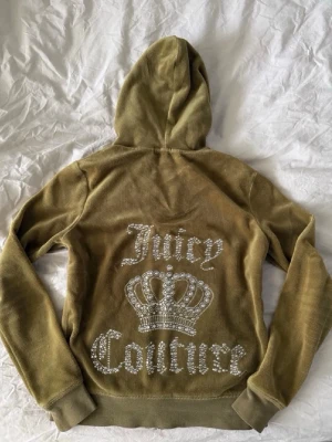 Juicy Couture - Olivgrön Juicy Couture i storlek S. Säljer då den inte kommer till användning. 
