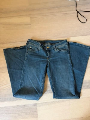 Cheap Monday jeans  - Säljer dessa lågmidjade Cheap Monday jeans då de inte kommer till användning längre! Midjemått rakt över: Ca 37cm, innebenslängd: Ca 79cm 