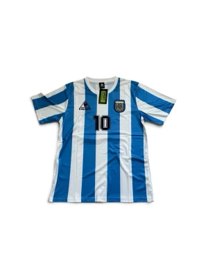 Argentina fotbollströja nr 10 Maradona - Klassisk Argentina fotbollströja med blå och vita vertikala ränder, nummer 10 och Maradona på ryggen. Kortärmad modell med rund hals och broderade detaljer på bröstet. Tillverkad i lätt och ventilerande material, perfekt för match eller träning. Kom gärna med bud