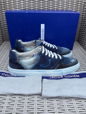 Helt Nya Jacob Cohen Sneakers - Helt Nya Jacob Cohen Skor || Storlek 40,5 || Nypris ca 7000kr || Mitt pris 3299kr || Box och Dustbag medföljer vid köp || Tveka inte på att höra av dig vid frågor eller funderingar 