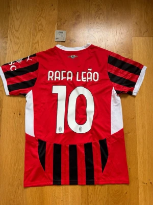 Rafa Leao AC Milan - Säljer denna AC Milan tröja med Leao 10 på ryggen