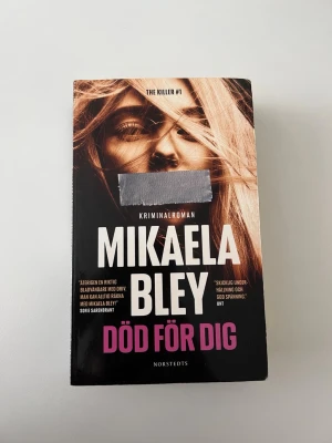 Död för dig av Mikaela Bley - Kriminalroman av Mikaela Bley med titeln 'Död för dig'. Boken har ett svart omslag med ett foto av en kvinna och text i vitt och rosa. Utgiven av Norstedts, pocketformat. Första delen i The Killer-serien om brottsutredaren Henrik Hedin.