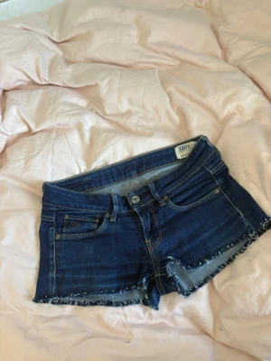 Mörkblå jeansshorts  - Snygga G-star jeansshorts i mörkblå färg! Jätte snygg och i storlek W26