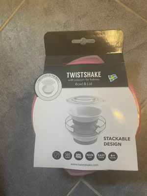 Rosa barnskål med lock Twistshake - Säljer en rosa skål med lock från Twistshake, perfekt för småbarn. Skålen är tillverkad i BPA-fri plast och har en smart stapelbar design. Passar från 6 månader och uppåt. Enkel att använda och rengöra, halkfri botten.