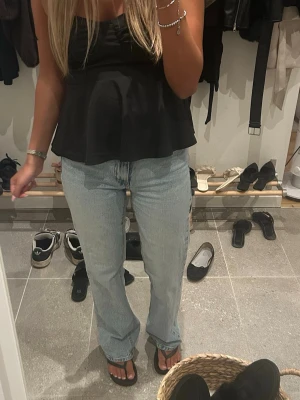 Ljusblå raka jeans - Säljer ett par ljusblå jeans med rak passform och klassisk femficksdesign. perfekta till sneakers eller sandaler för en chill look.