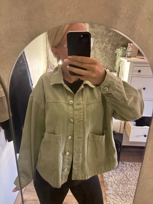 grön jeansjacka från vero moda  - storlek M 