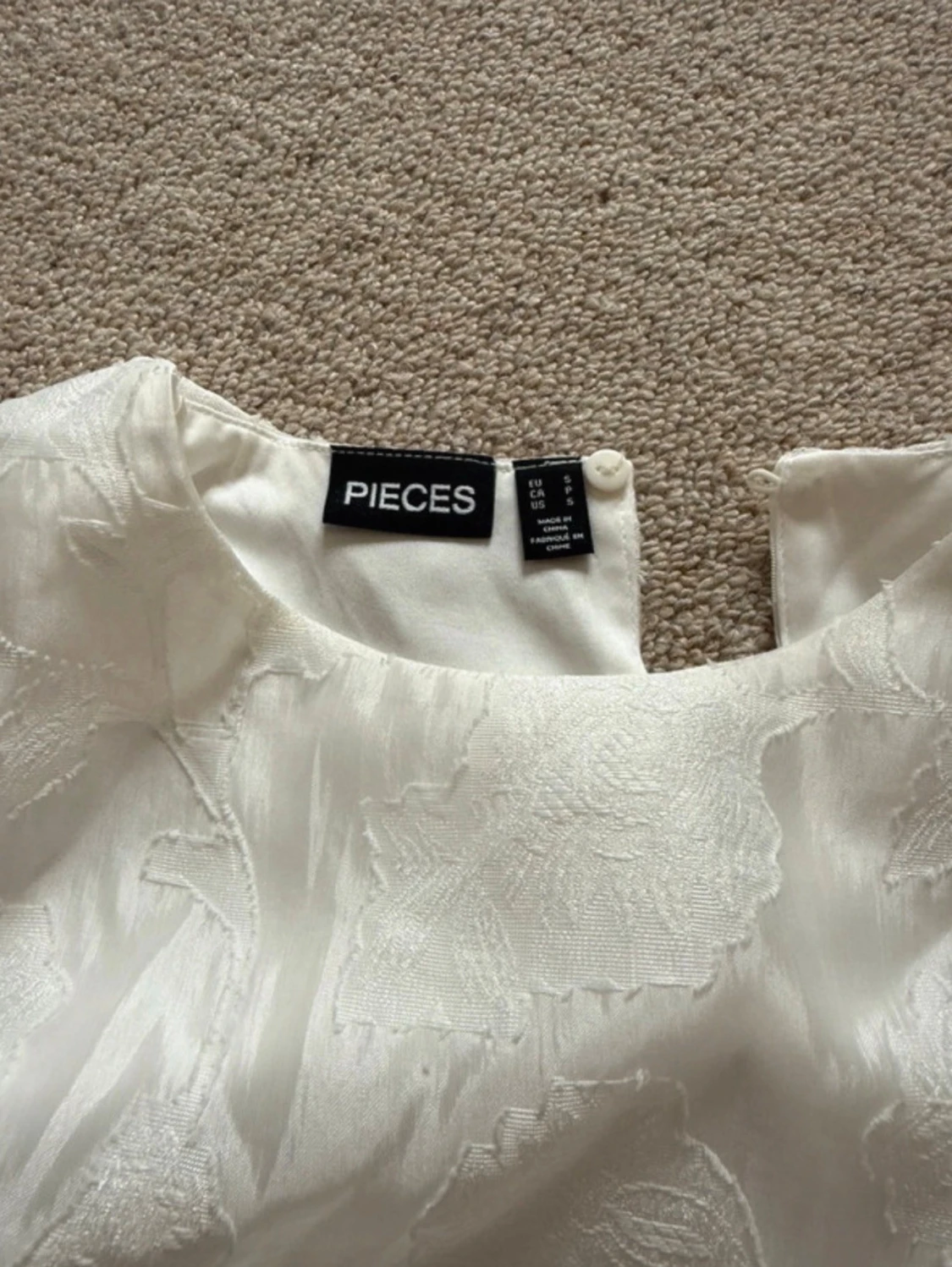 Vit blus med puffärm från Pieces - 2
