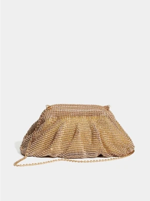 Guldig kuvertväska med kedja - Snygg kuvertväska i guldigt meshmaterial med glittrande yta och veckad design. Väskan har en tunn guldfärgad kedja som axelrem och en mjuk, rektangulär form. Perfekt för att lyfta din outfit med lite extra bling.