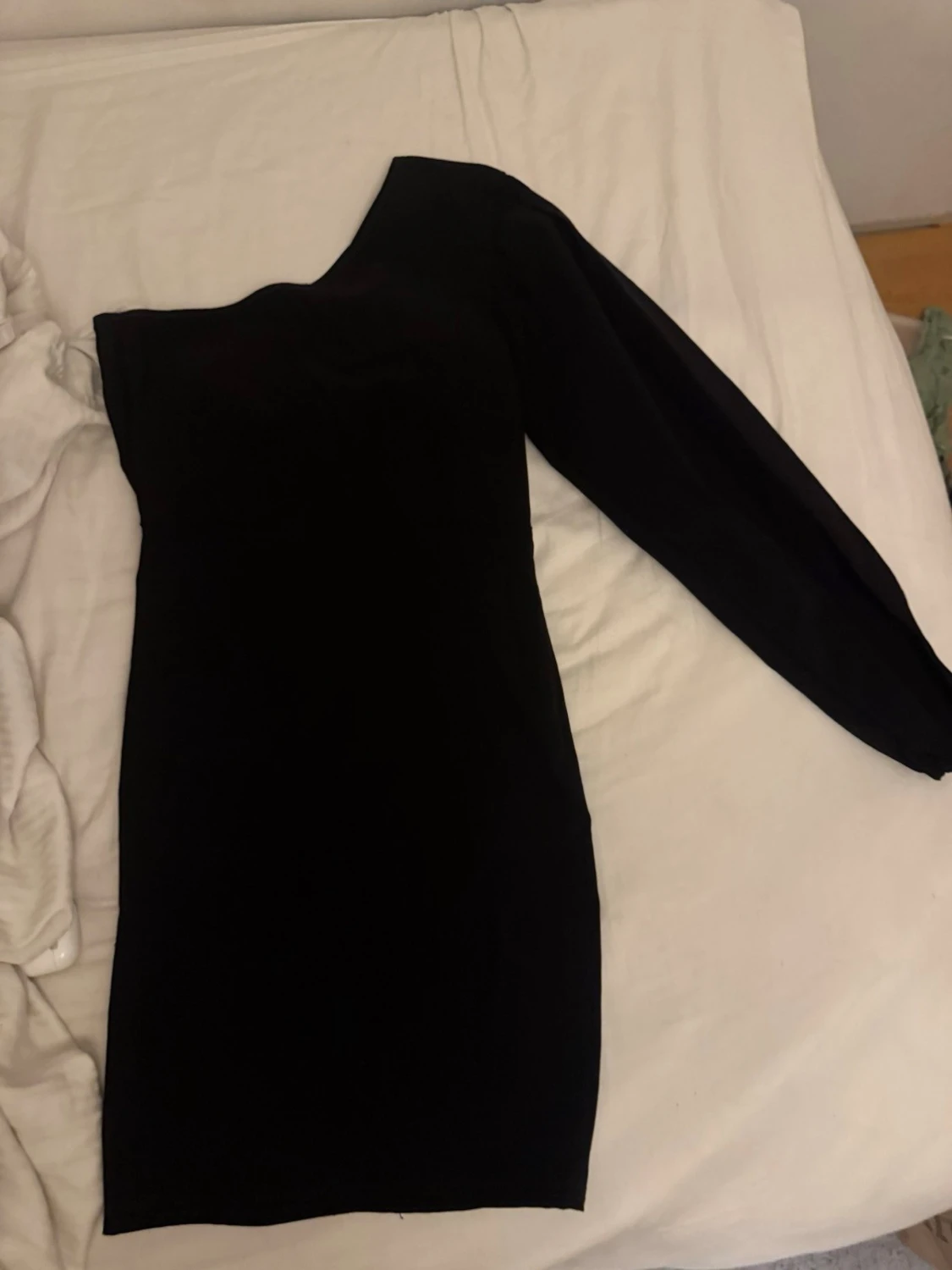 Svart oneshoulder klänning PLT