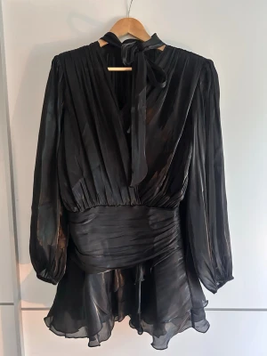 svart klänning - svart klänning från gina tricot, köpt på vinted. aldrig själv använt den, säljer då jag inte får användning för den 🖤