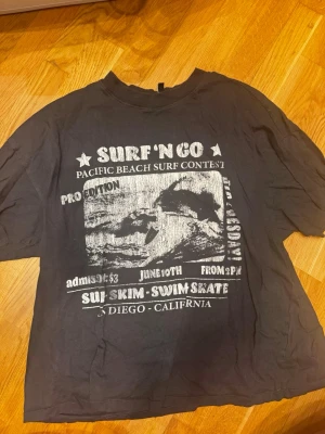 Svart t-shirt med surftryck - Cool svart t-shirt med stort vitt tryck på framsidan, storlek XS oversize 