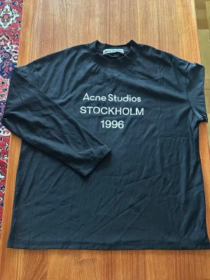 Acne studios long sleeve  - Denna sköna tröjan från Acne studios är eftertraktad för en anledning. Mycket populär och stilig nu till sommar, och denna har använts fåtal gånger. Därför inga tecken på tydlig användning. Tveka inte att skriva vid någon fundering, priset sitter inte i Sten 🤝