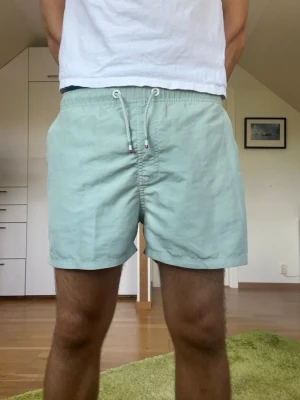 Ljusgröna badbyxor - Ljusgröna badbyxor från Strömberg. Strl S. Inga defekter. Modellen är 178 cm och väger 77 kg. Hör gärna av dig vid frågor!