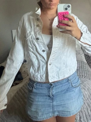 Vit jeansjacka - Fin jeansjacka som har några småflickor på insidan som troligtvis går bort i tvätten har bara inte orkat göra det. Super bra skick annars. Pris går att diskuteras