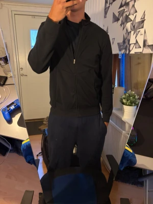 Svart helzip  - En svart helzip ifrån dressman, tröjan är i storlek M och är i ny skick. Skriv för fler bilder 