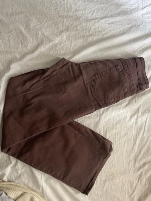 Bruna raka jeans med hög midja - Säljer ett par bruna jeans med rak passform och hög midja🤎