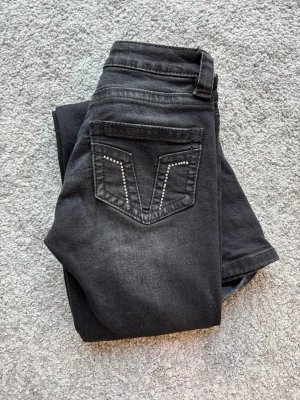 Svarta bootcut jeans från Gina tricot  - Svarta utsvängda jeans från Gina tricot 14+. Säljer pågrund av att de inte är min storlek, använda någon enstaka gång. 