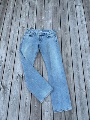 Weekday jeans - Raka jeans ifrån Weekday i modellen ”Arrow”. W28 och L 32. Använda två gånger så i toppskick❤️