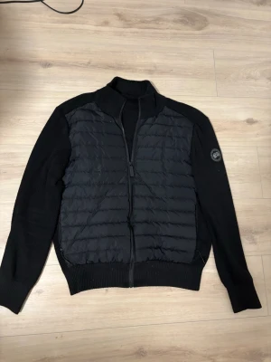 Canada goose cardigan - Mycket bra skick, höger ficka  sönder