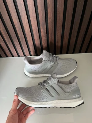 Adidas ultra boost  - Säljer ett par adidas ultra boost, storlek 43, helt nya endast testade.