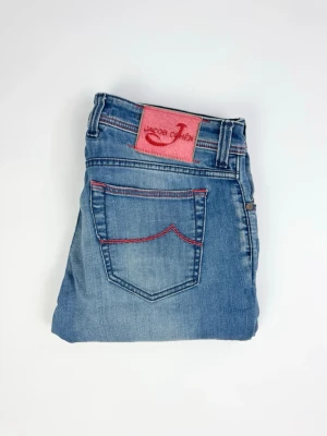 Jacob Cohën jeans 688 comfort - Blåa jacob Cohën jeans Märke: Jacob Cohën Storlek: Size 34 Passform: Slimfit Färg: Blå Skick: Mycket bra Mått: Midja: 43 cm Längd: 102 cm Öppning vid fot: 18 cm 