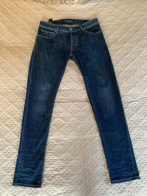 Ny skick ”Handpicked” Jeans i storlek 33 33 - Märkesjeans som är i ny skick som är i modellen orvieto ( italienska märkesjeans ) säljes pågrund av fel storlek. Ordinarie pris är 3200 kr. 