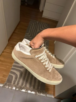 Saint Laurent sl/06 skor - Skor från saint Laurent i bra skick, de är i storlek 41 men kan även passa 42. Självklart äkta!               Nypris på dessa ligger på runt 6000kr, medans jag säljer de för 1399! Hör av er vid frågor eller funderingar. 