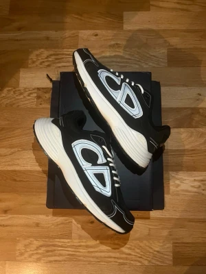 B30 sneakers - Säljer svart-vita B30 sneakers. Låda kommer med skorna!