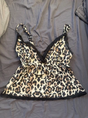 Leopardmönstrad linnetopp - Snygg leopardmönstrat topp från Gina tricot. Helt oanvänd då den tyvärr är för liten, hör gärna av er vid frågor!