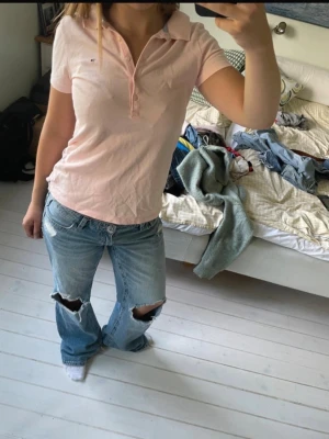Rosa piké tröja - En rosa piké tröja ifrån Tommy Hilfiger! Jätte bra skick 💕💕 Skulle säga att den är lite mer rosa än på bilderna! 