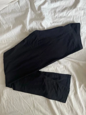 Svarta basic leggings - Säljer ett par svarta leggings med hög midja och tight passform, de är stretchiga och mjuka🖤