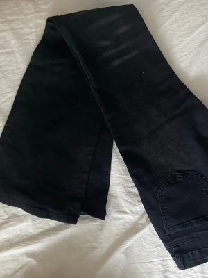 Svarta jeans med hög midja - Säljer ett par svarta jeans med bootcut och hög midja🖤