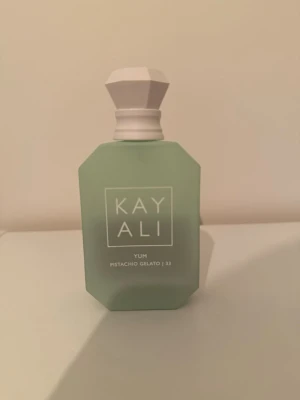 Kayali Yum Pistachio Gelato parfym  - Ca halva flaskan kvar av 50 ml se bilder. 