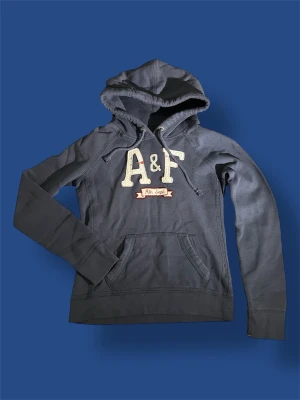 *Unik* abercrombie & Fitch hoodie  - Nu säljer vi en unik abercrombie & Fitch hoodie i storlek S! Skicket är ofantligt bra! Tveka inte på att höra av dig vid minsta fundering! 🤩