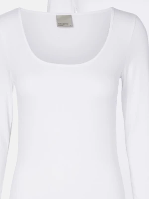 Vit topp - En jätte söt vit topp från veromoda, anledningen till varför jag inte vill ha den mer är för den är genomskinlig, men inte jätte, den är i lite tjock material men det syns inte när den är på, jag har endast tagit på mig den 1 gång. Original pris var 350kr