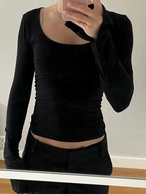 Långärmad ginatricot tröja svart - Långärmad ginatricot tröja svart xs.                      Jag är 162 cm lång. Tröjan har bara använts några få gånger. Andra säljer denna tröja för 150-200. Priset kan diskuteras